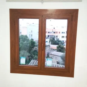 ventana de aluminio oscilobatiente imitacion madera